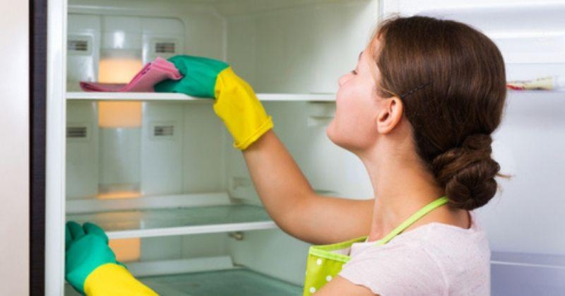 Kitchen Tips: फ्रिजची अशाप्रकारे करा साफसफाई