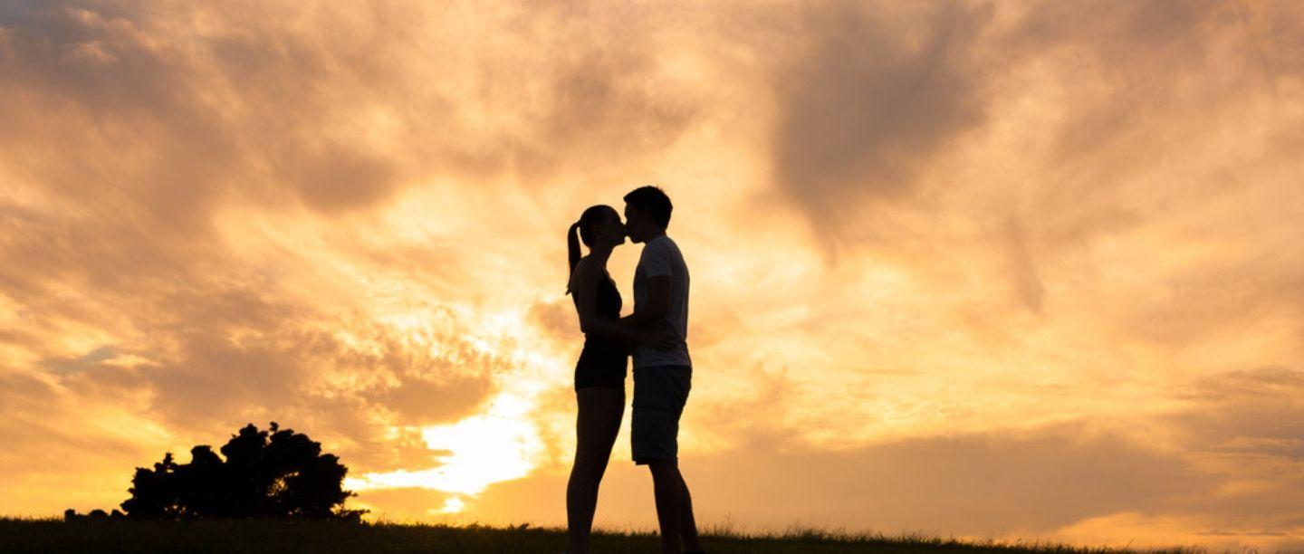 Kiss करण्याचे असतात अफलातून फायदे, आरोग्य राहातं निरोगी