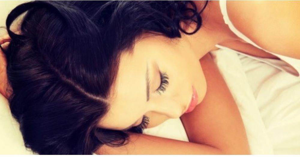तुमच्या Beauty Sleep साठी गरजेच्या आहेत ‘या’ 7 गोष्टी &#8211; Night Skin Care Routine In Marathi